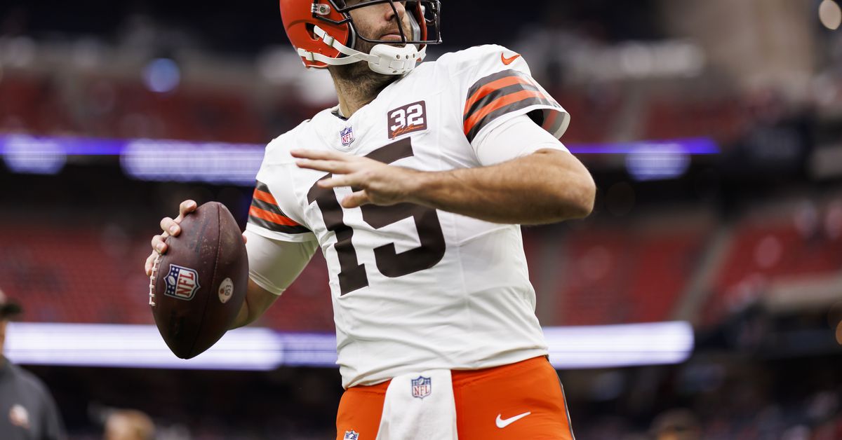 Browns QB battle: Hand size difference highlighted by Cleveland’s social media