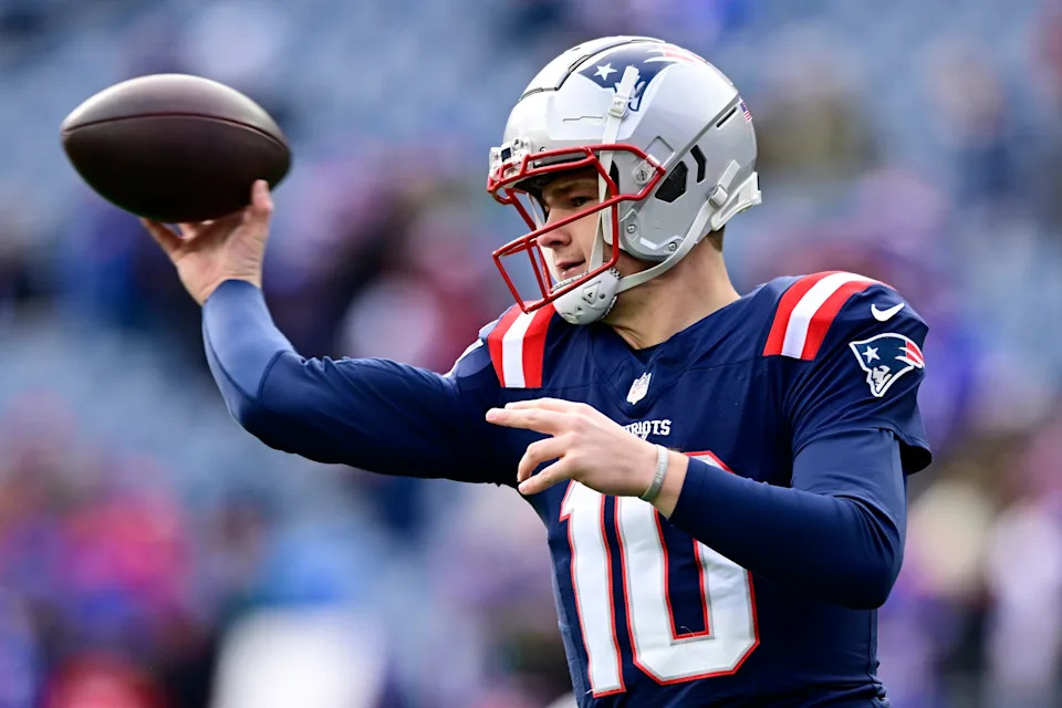 FOXBOROUGH, MASSACHUSETTS - JANUARY 05: Drake Maye #10 of the New England Patriots warms up before the game against the Buffalo Bills at Gillette Stadium on January 05, 2025 in Foxborough, Massachusetts. (Photo by Billie Weiss/Getty Images)