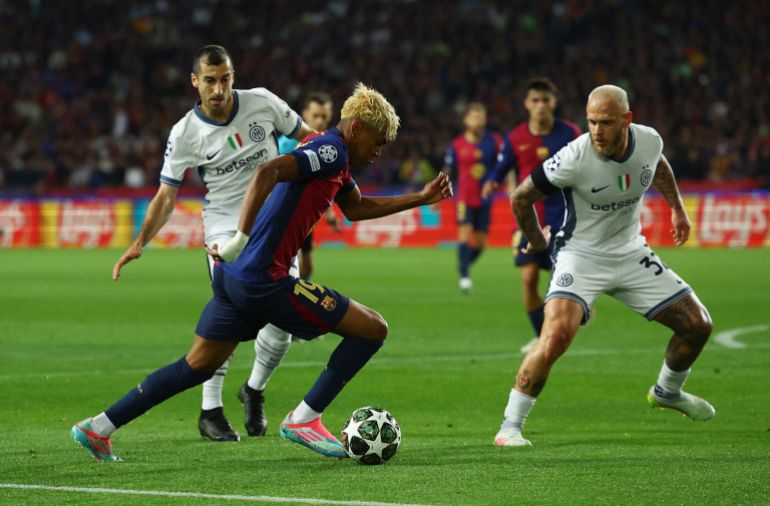 Soccer Football - Champions League - Semi Final - First Leg - FC Barcelona v Inter Milan - Estadi Olimpic Lluis Companys, Barcelona, Spain - April 30, 2025 FC Barcelona's Lamine Yamal in action with in Inter Milan's Henrikh Mkhitaryan and Federico Dimarco REUTERS/Albert Gea