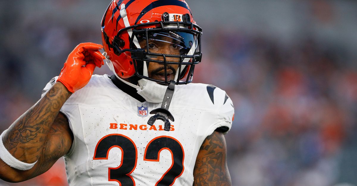 Patriots sign former Bengals running back Trayveon Williams