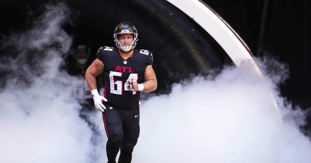 Falcons re-sign Center Ryan Neuzil to 2-year deal