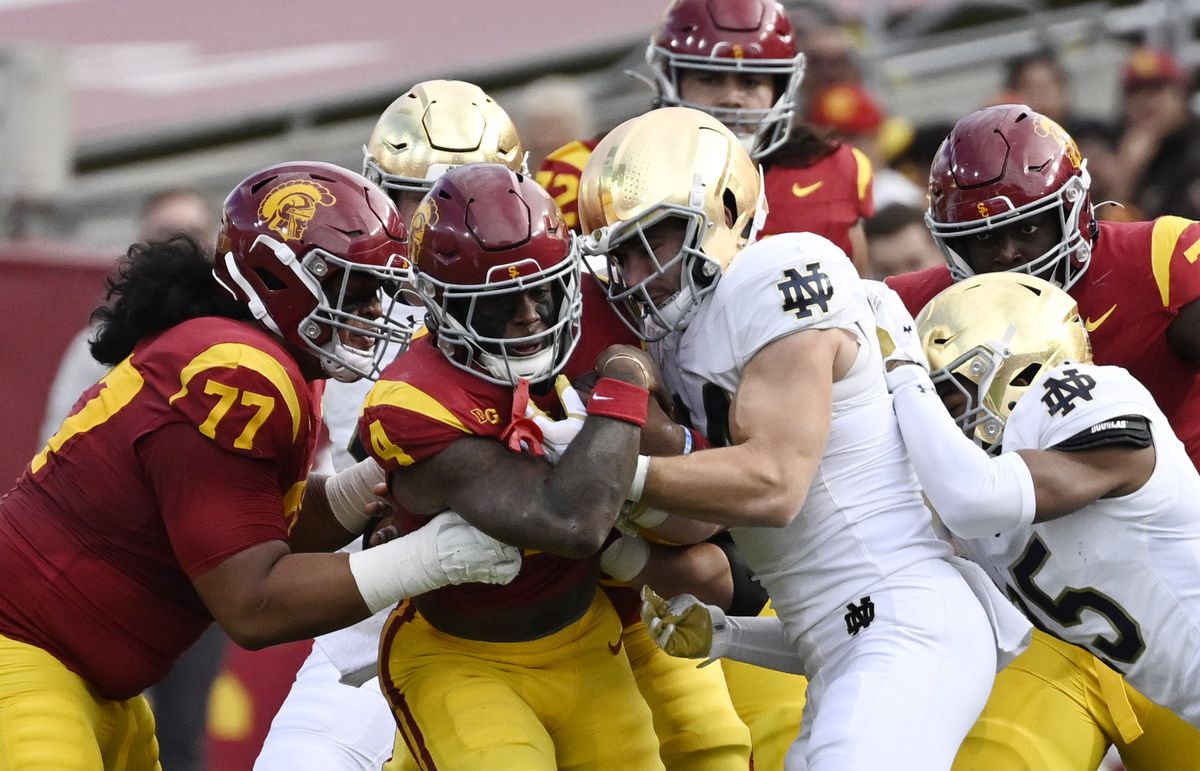 Notre Dame Fighting Irish defeated the USC Trojans 49-35 to win a NCAA football game.