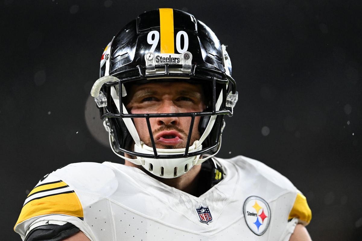 Pittsburgh Steelers v Cleveland Browns