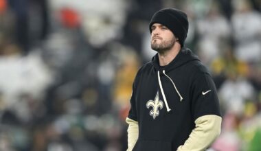 NFL roundup: Derek Carr announces retirement