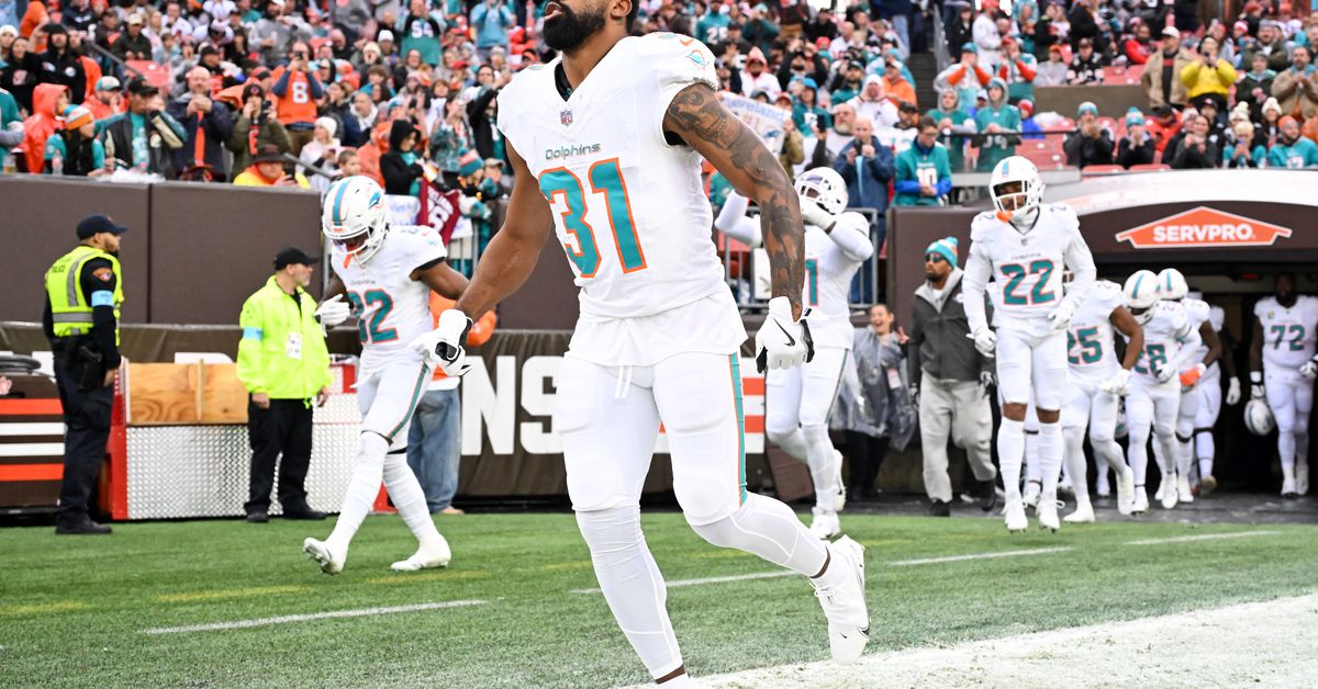 Raiders news: What is Raheem Mostert’s role behind Ashton Jeanty?