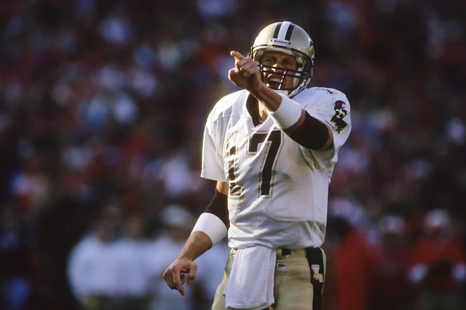 SAN FRANCISCO - OCTOBER 29: Quarterback Jim Everett #17 of the New Orleans Saints points during the game against the San Francisco 49ers at Candlestick Park on October 29, 1995 in San Francisco, California. The Saints won 11-7. (Photo by George Rose/Getty Images)