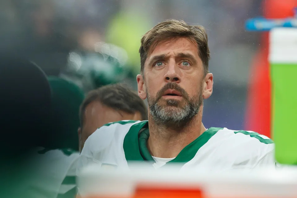 London, United Kingdom - October 6: Aaron Rodgers of New York Jets schauen during the NFL match between New York Jets and Minnesota Vikings at Tottenham Hotspur Stadium on October 6, 2024 in London, England. (Photo by Mario Hommes/DeFodi Images via Getty Images)