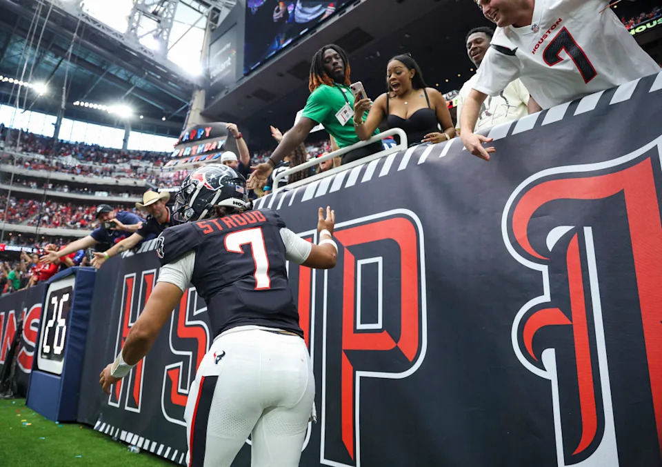 Texans quarterback C.J. Stroud (7) runs past fans after a Texans touchdown during the fourth quarter© Troy Taormina-Imagn Images