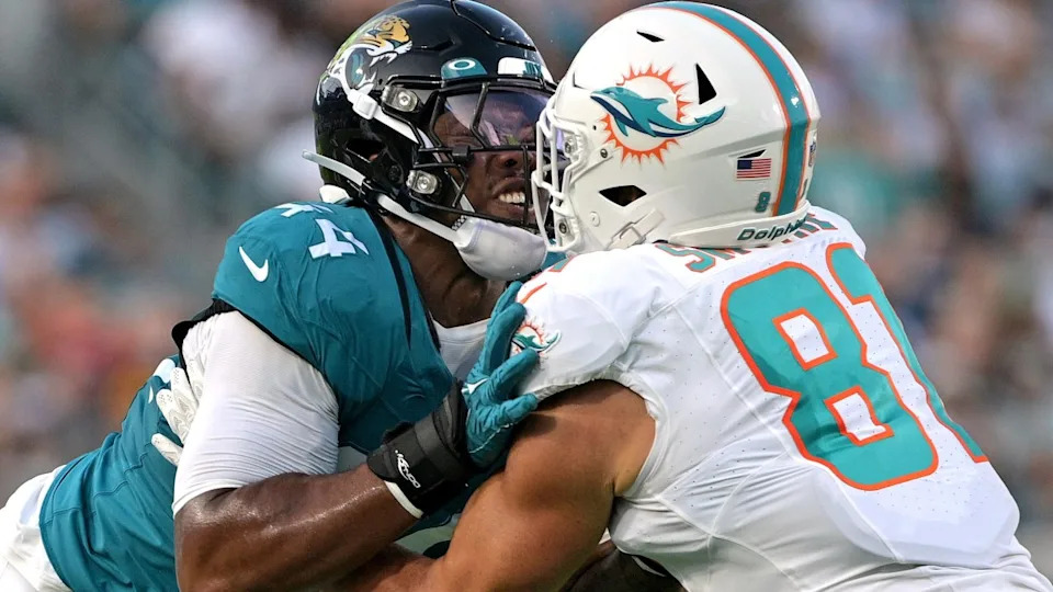Jacksonville Jaguars linebacker Travon Walker (44) battles at the line against Miami Dolphins tight end Durham Smythe (81) during the first half at EverBank Stadium.Melina Myers/Imagn Images
