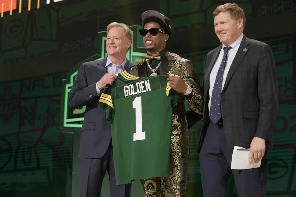Matthew Golden of Texas poses with NFL Commissioner Roger Goodell and Packers President and CEO Mark Murphy.© Mark Hoffman / Milwaukee Journal Sentinel / USA TODAY NETWORK via Imagn Images