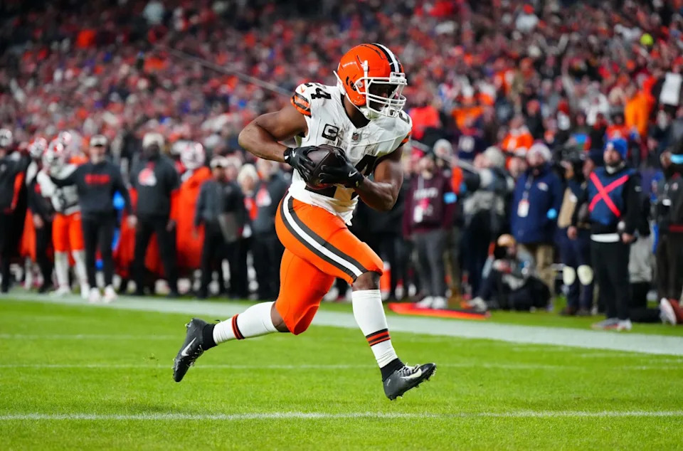 Browns running back Nick Chubb (24) scores a touchdown against the Broncos.Ron Chenoy-Imagn Images
