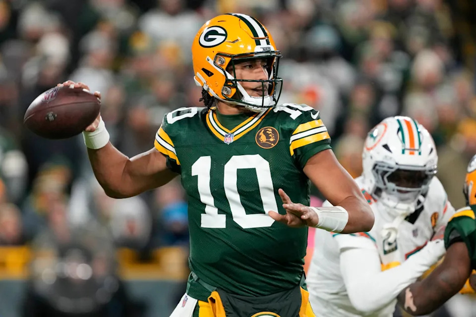 Green Bay Packers quarterback Jordan Love (10) throws a pass during the first quarter against the Miami Dolphins at Lambeau Field.© Jeff Hanisch-Imagn Images