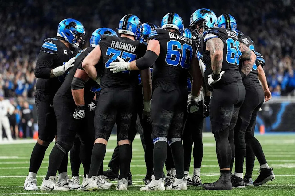 The Detroit Lions' offense huddled up against the Minnesota Vikings Junfu Han / USA TODAY NETWORK via Imagn Images