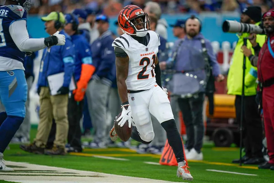 Cincinnati Bengals cornerback Mike Hilton (21) celebrates his interception of a pass by Tennessee Titans quarterback Will Levis (8) during the second quarter at Nissan Stadium in Nashville, Tenn.© Denny Simmons &sol; The Tennessean &sol; USA TODAY NETWORK via Imagn Images