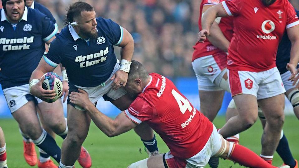 Pierre Schoeman offloads the ball