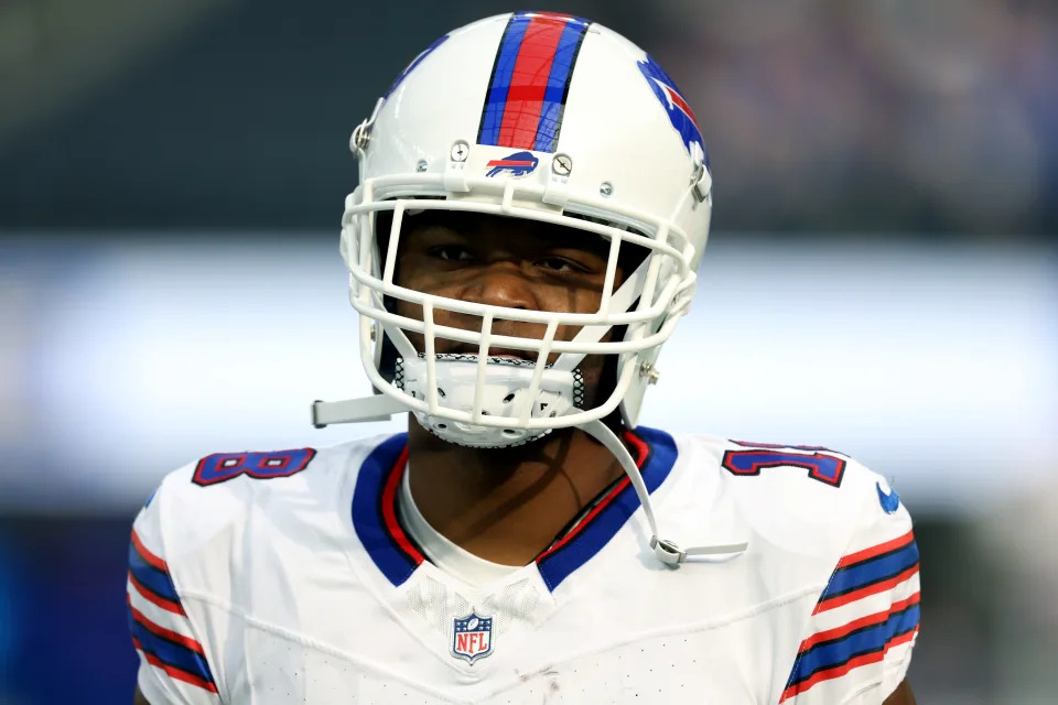 INGLEWOOD, CALIFORNIA - DECEMBER 08: Amari Cooper #18 of the Buffalo Bills during warm up before the game against the Los Angeles Rams at SoFi Stadium on December 08, 2024 in Inglewood, California. (Photo by Harry How/Getty Images)