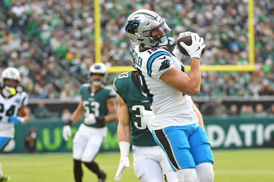 Carolina Panthers wide receiver Adam Thielen (19) makes a catch against Philadelphia Eagles cornerback Cooper DeJean (33) during the first quarter at Lincoln Financial Field.© Eric Hartline-Imagn Images