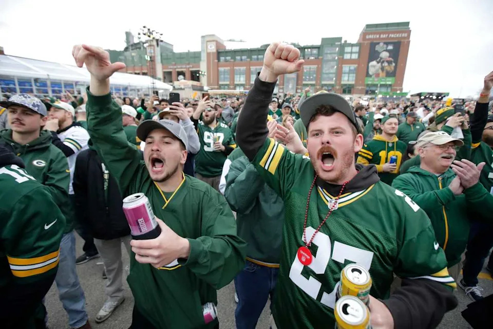Green Bay Packers fans Hunter Evans (left) of Hartland, WI, and Rodney Wigman of Sussex, WI, cheer with a “Go Pack Go” chant on the first day of the 2025 NFL Draft.© Dan Powers&sol;USA TODAY NETWORK-Wisconsin &sol; USA TODAY NETWORK via Imagn Images