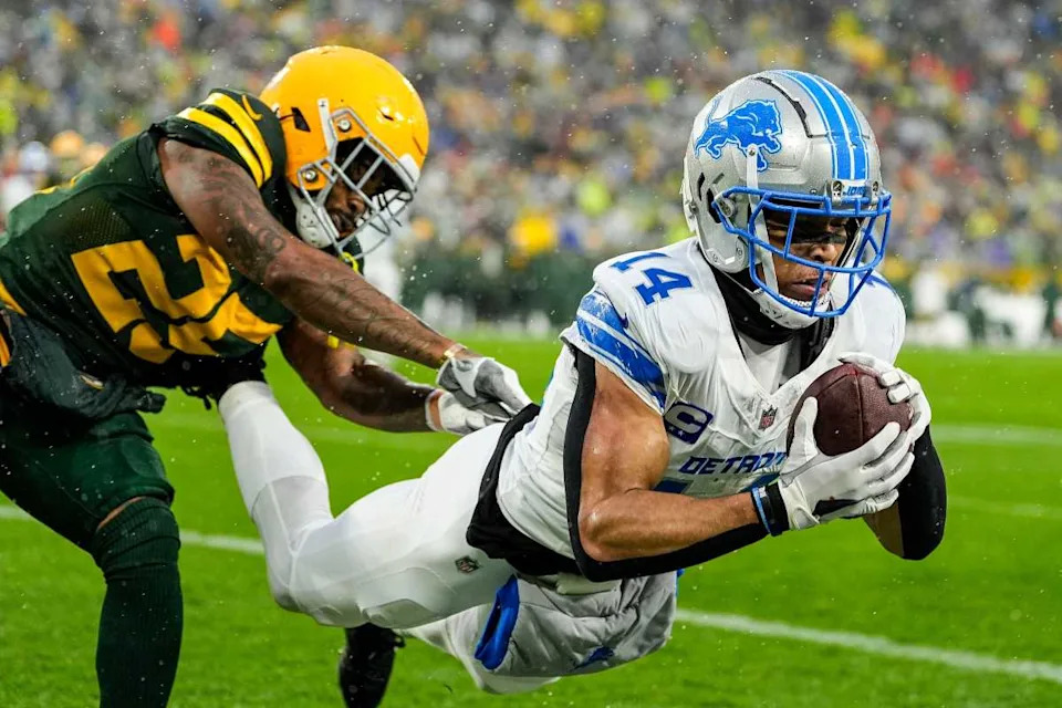 Detroit Lions WR Amon-Ra St. Brown (14) hauls in a touchdown pass over Green Bay Packers CB Keisean Nixon (25).© Junfu Han / USA TODAY NETWORK via Imagn Images