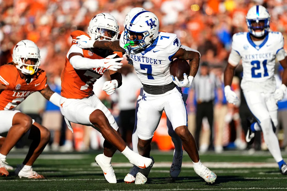 Nov 23, 2024; Austin, Texas, USA; Kentucky Wildcats wide receiver Barion Brown tries to avoid a tackle by Texas Longhorns defensive back Jahdae Barron (7) while returning a kick during the first half at Darrell K Royal-Texas Memorial Stadium. Mandatory Credit: Scott Wachter-Imagn Images
