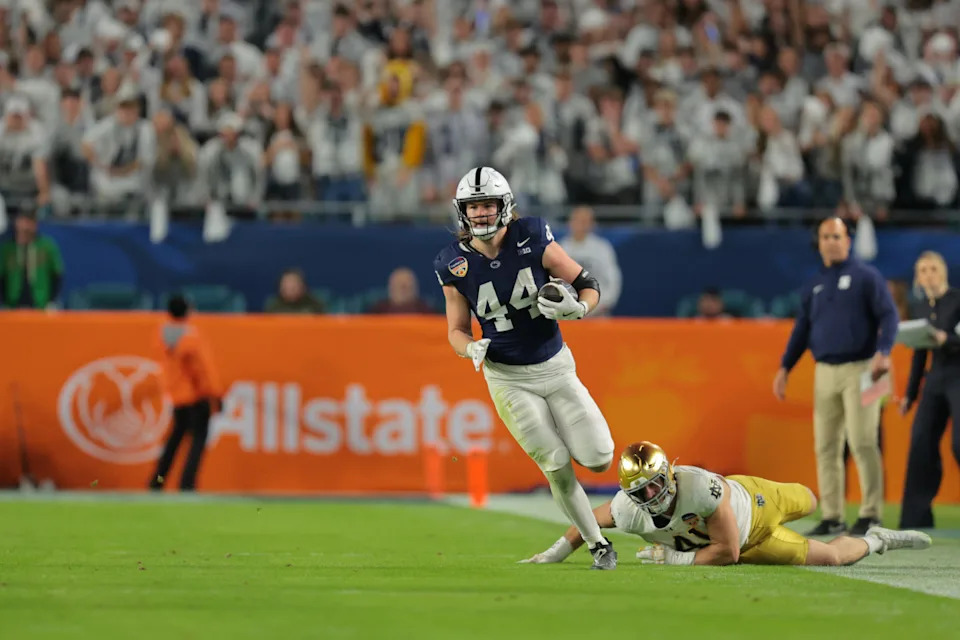Jan 9, 2025; Miami, FL, USA; Penn State Nittany Lions tight end Tyler Warren (44) runs passed Notre Dame Fighting Irish defensive lineman Donovan Hinish (41) in the first half in the Orange Bowl at Hard Rock Stadium. Mandatory Credit: Sam Navarro-Imagn Images© Sam Navarro-Imagn Images