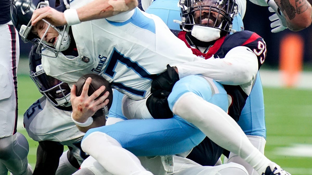 Texans DE Derek Barnett dubbed most underrated player in 2025