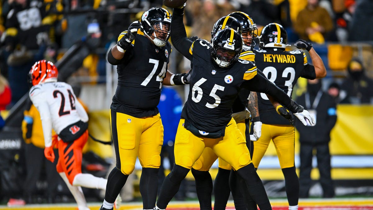 Titans' Dan Moore makes case for not being concerned by sack numbers