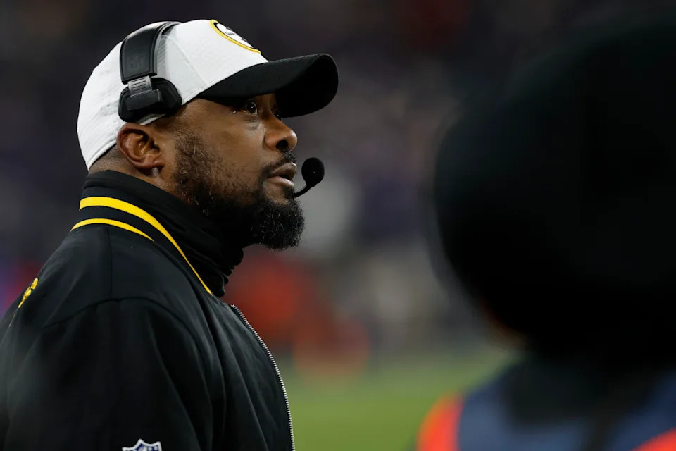 Pittsburgh Steelers head coach Mike Tomlin looks on from the bench against the Baltimore Ravens in an AFC wild-card game.© Geoff Burke-Imagn Images