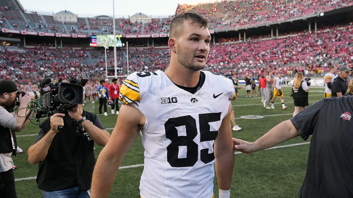 Texans pick Iowa TE in NFL draft seventh round