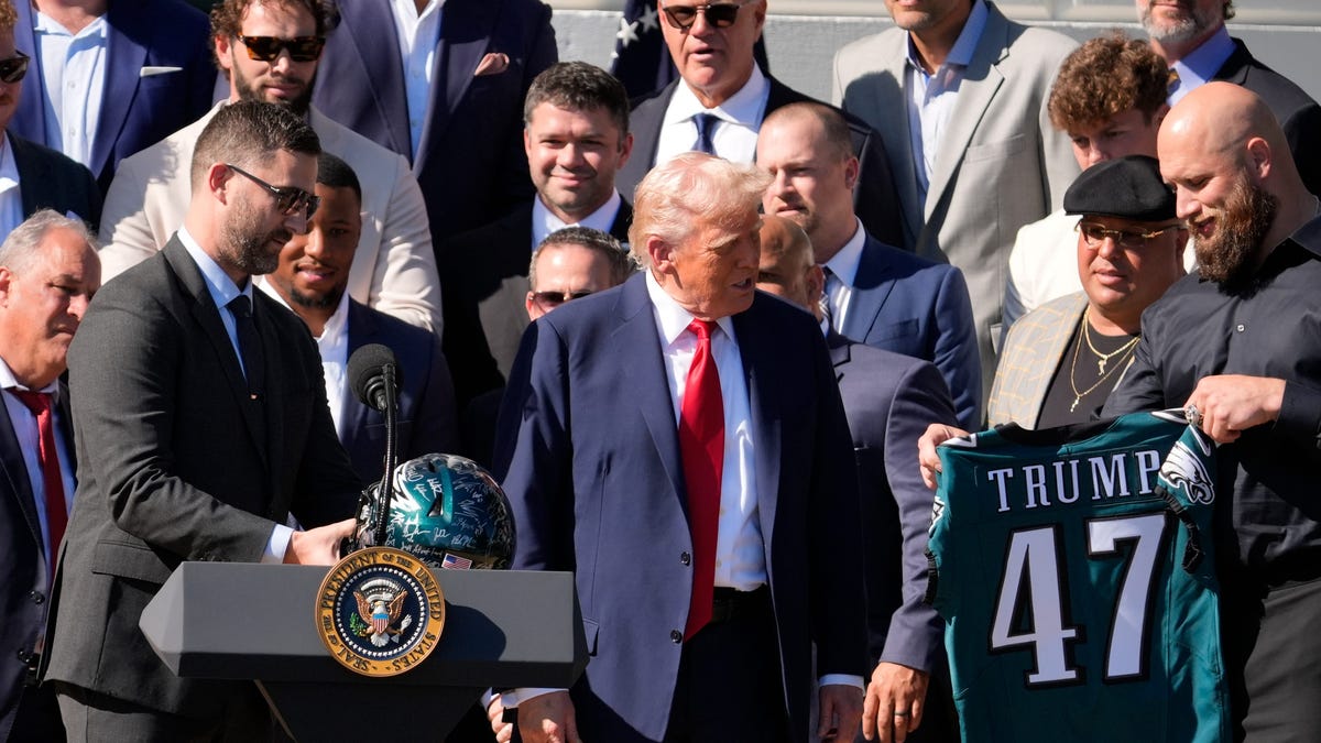 Donald Trump endorses Philadelphia Eagles' 'tush push' play