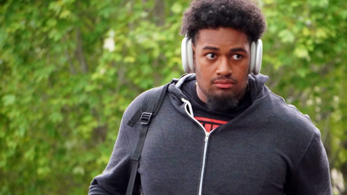 Chiefs rookie Josh Simmons fulfills odd request during visit to K.C.