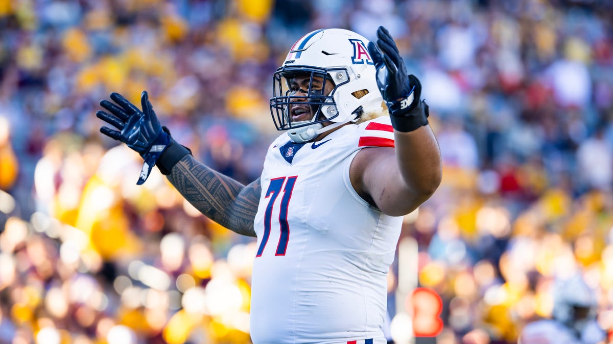 Patriots were eyeing Jonah Savaiinaea before Dolphins traded up