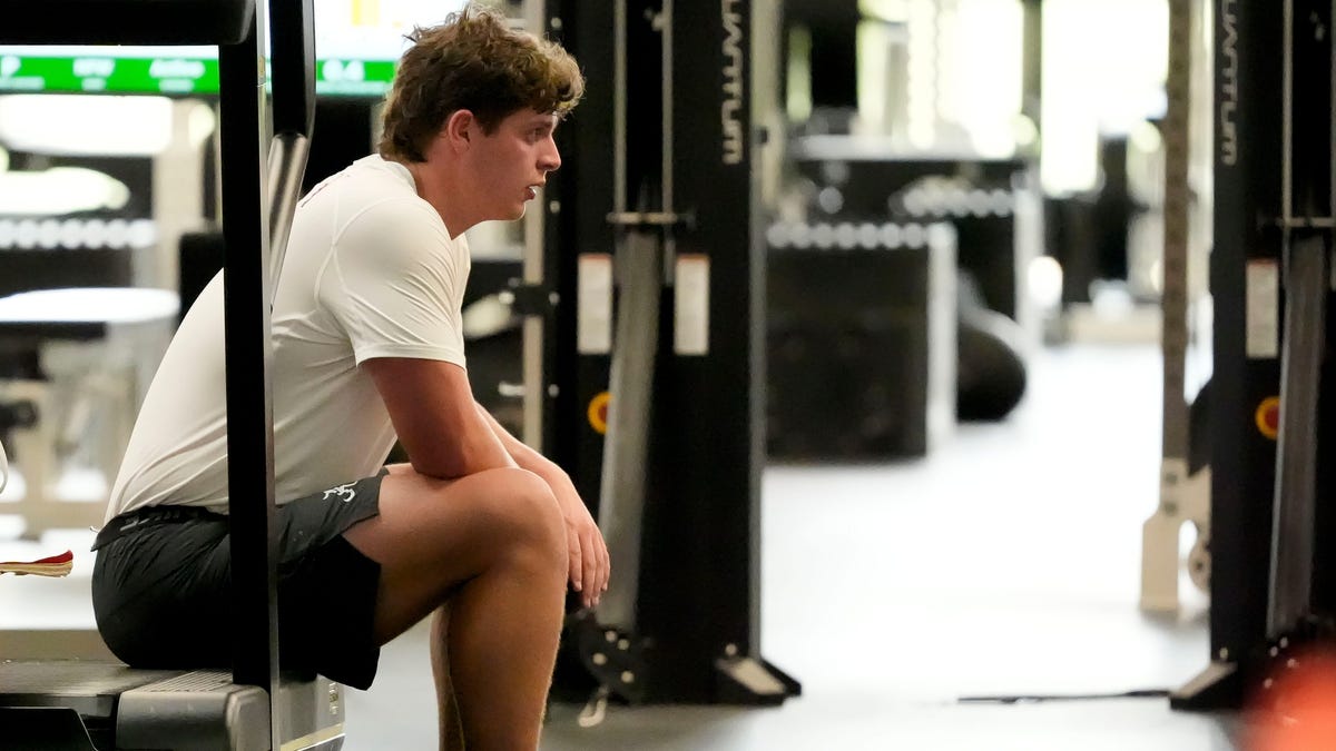 Dolphins waive long snapper Kneeland Hibbett after only 2 practices