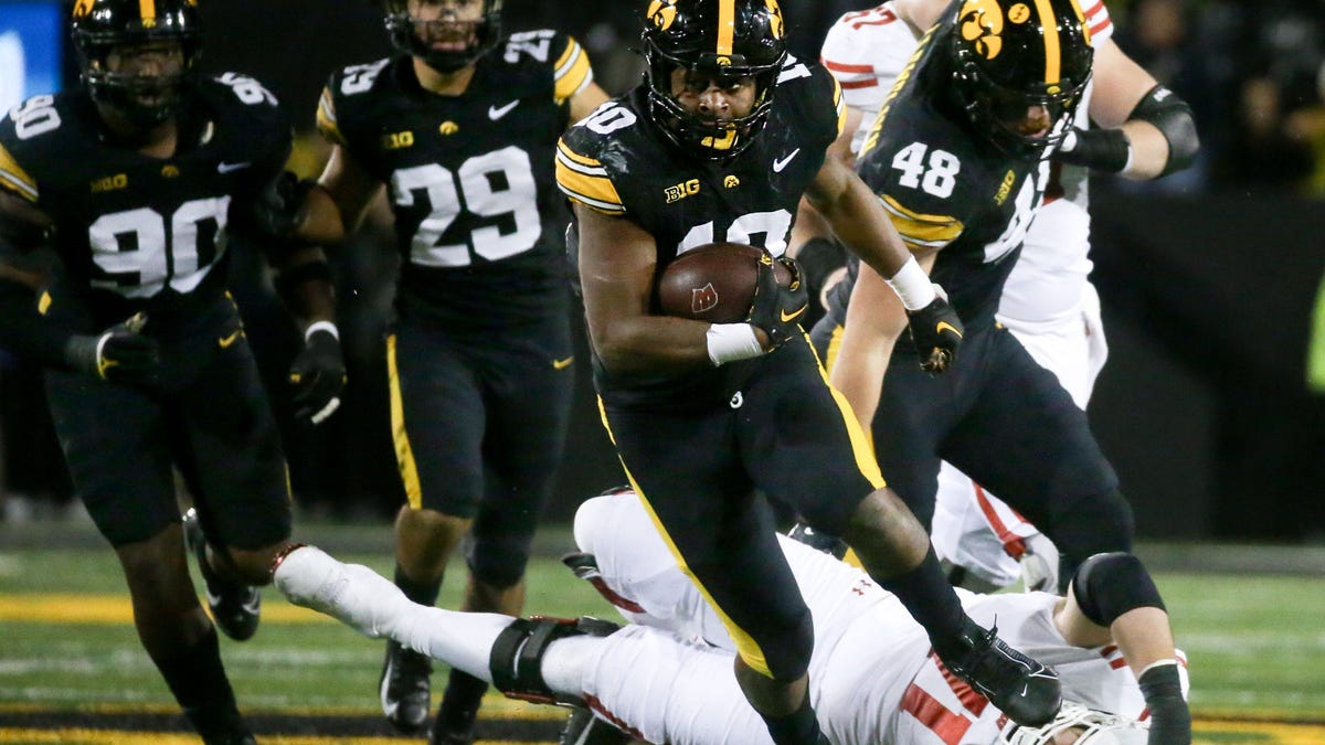 Iowa football LB signs NFL free agency deal with Tampa Bay Buccaneers
