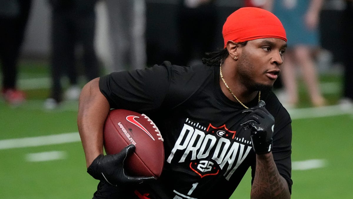 Carolina Panthers sign RB Trevor Etienne