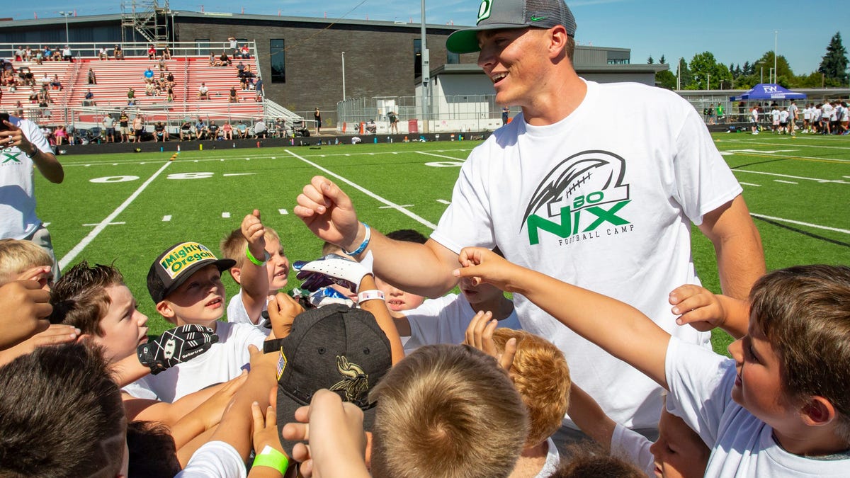 Bo Nix hosts youth football camp in Colorado