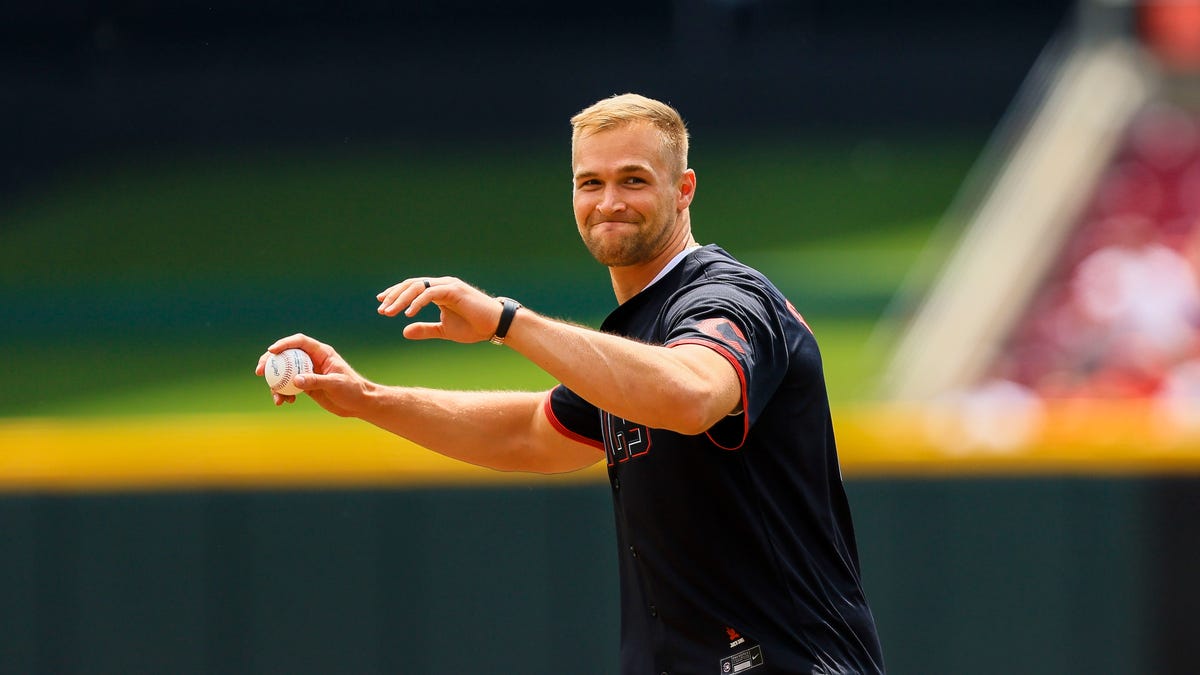 Bengals TE Mike Gesicki threw out a not-great first pitch at Reds game