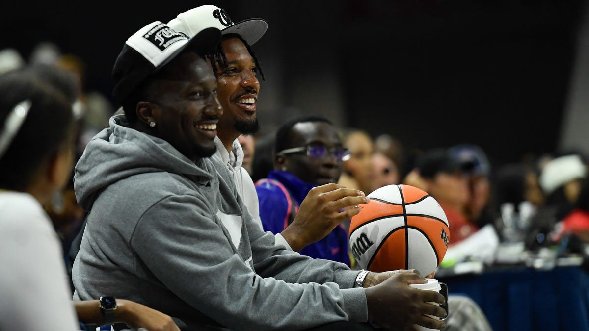 Commanders' Jayden Daniels and Deebo Samuel courtside at WNBA game