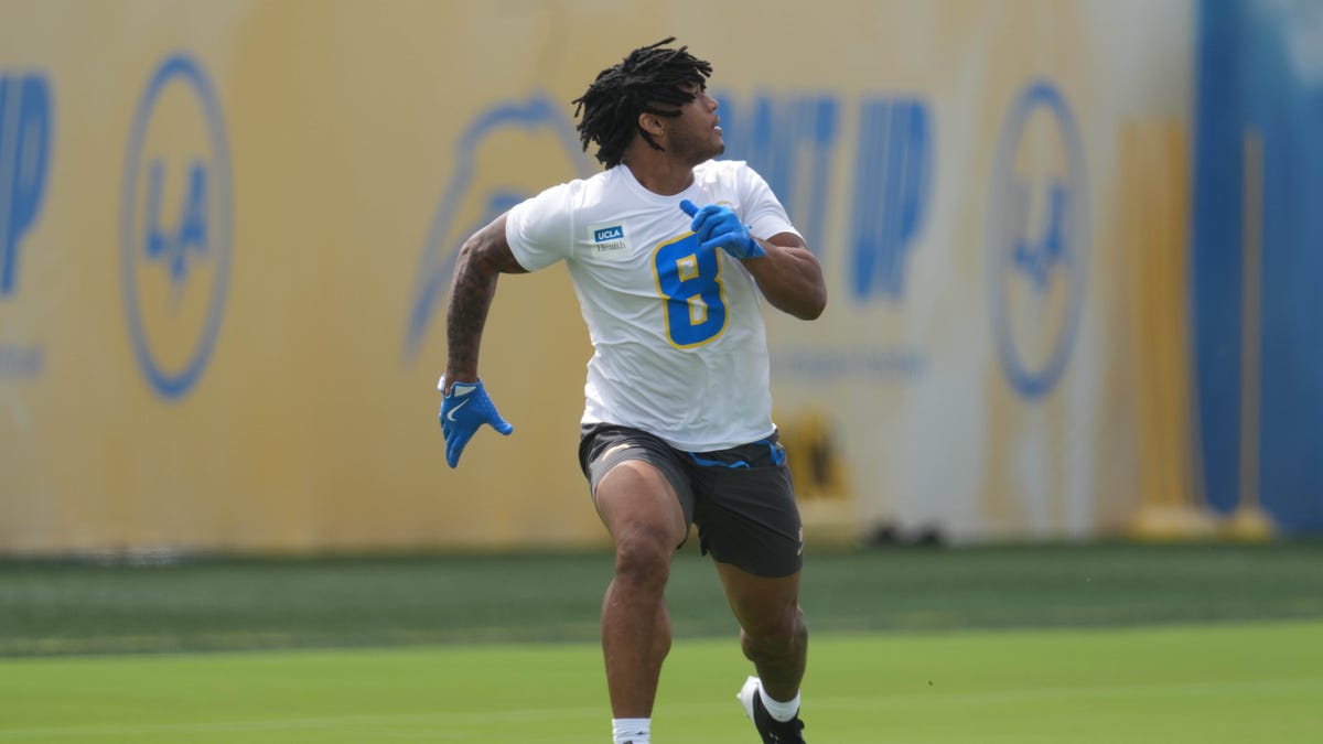 Chargers sign first-round pick Omarion Hampton