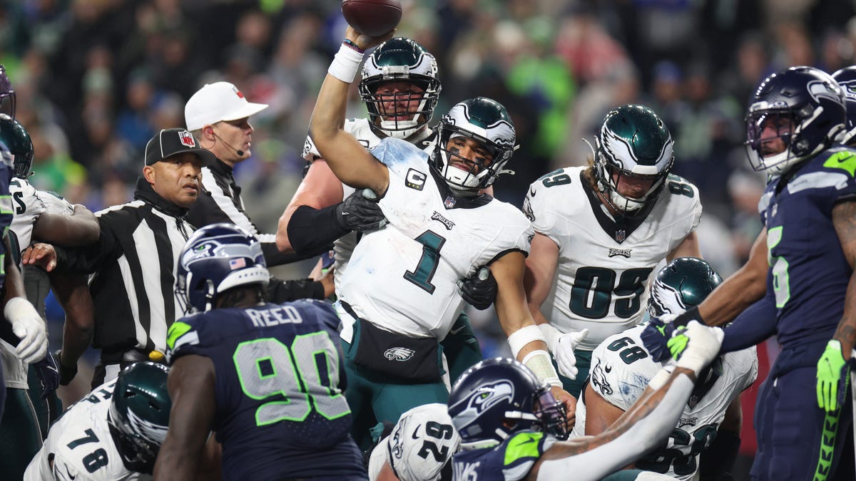 Seattle Seahawks side with Packers to ban Eagles tush push play