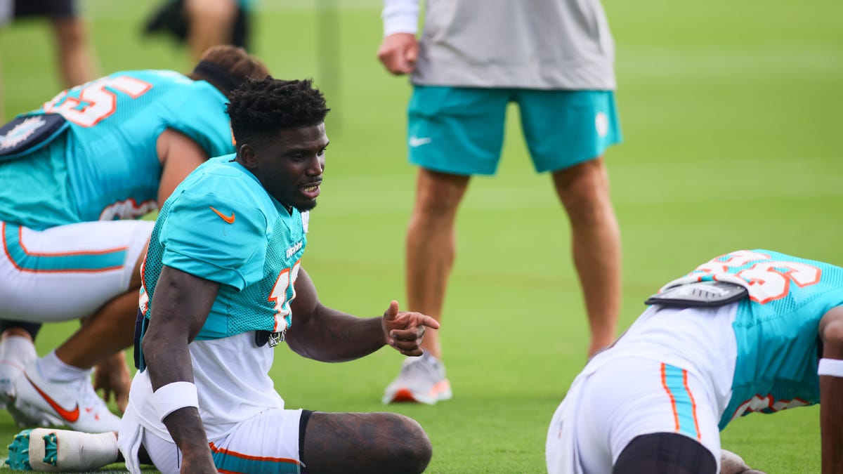 Tyreek Hill is earning back teammates' trust, say Dolphins coaches