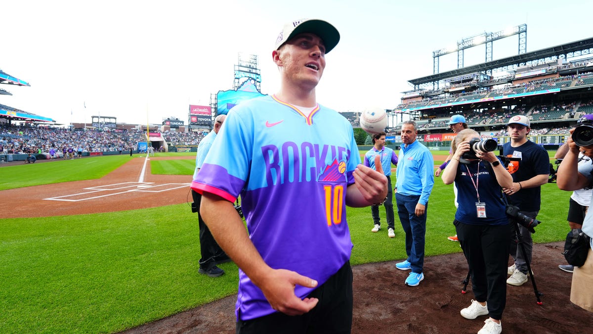 Bo Nix throws first pitch at Rockies game