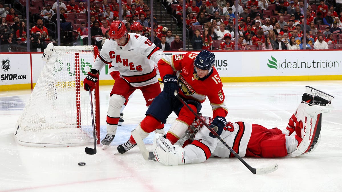 Florida wins with big third period