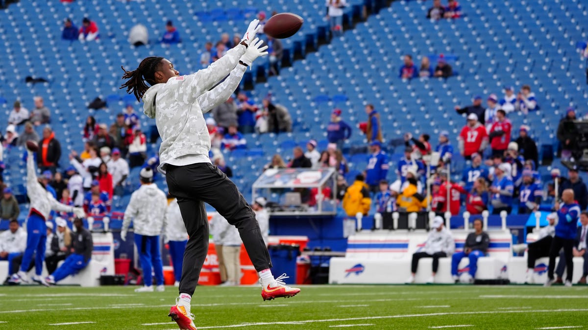 First look at veteran WR DeAndre Hopkins in Ravens Purple