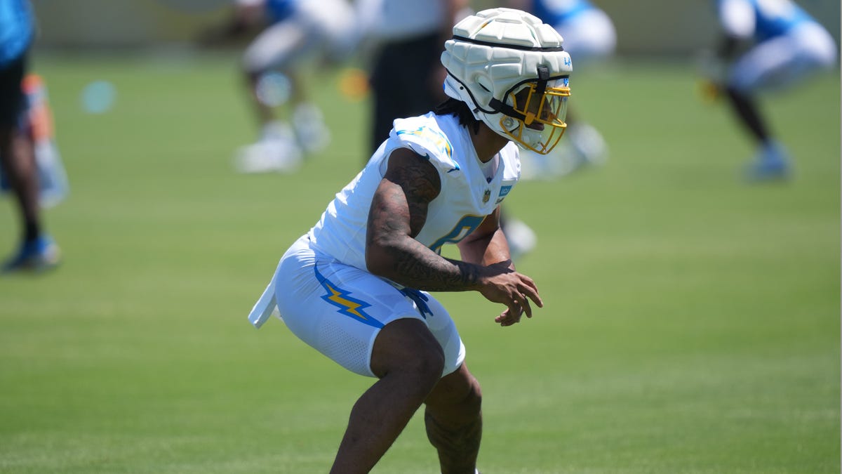 ESPN analyst makes bold prediction for Omarion Hampton