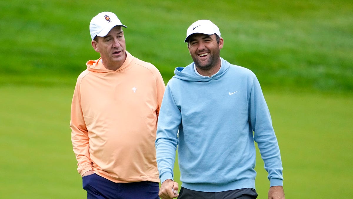 Peyton Manning hits a house while golfing with Scottie Scheffler