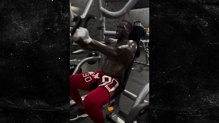 050525_jason_pierre_paul_lifting_kal