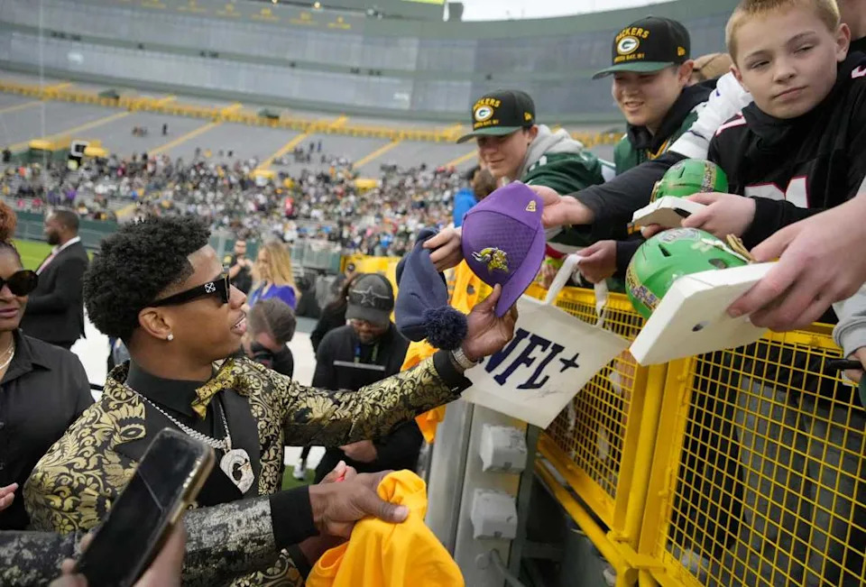Matthew Golden signs autographs during the NFL Draft Red Carpet event at Lambeau Field.© Mike De Sisti / Milwaukee Journal Sentinel / USA TODAY NETWORK via Imagn Images