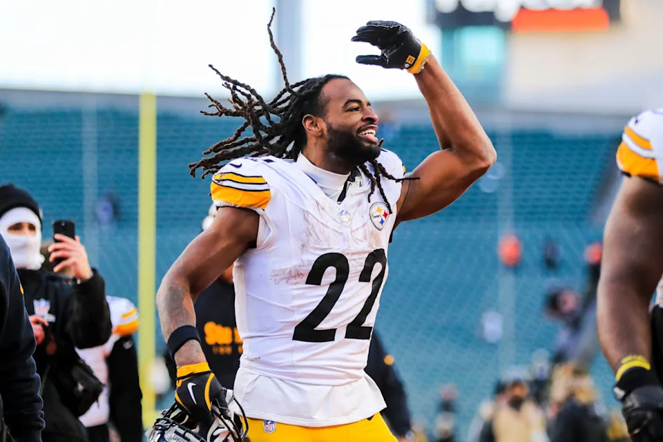 Pittsburgh Steelers running back Najee Harris (22) reacts after the victory over the Cincinnati Bengals at Paycor Stadium.© Katie Stratman-Imagn Images