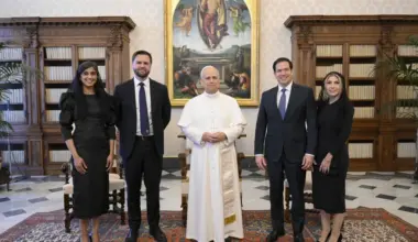 Vance, Rubio bring Pope Leo XIV letter from Trump and Bears jersey